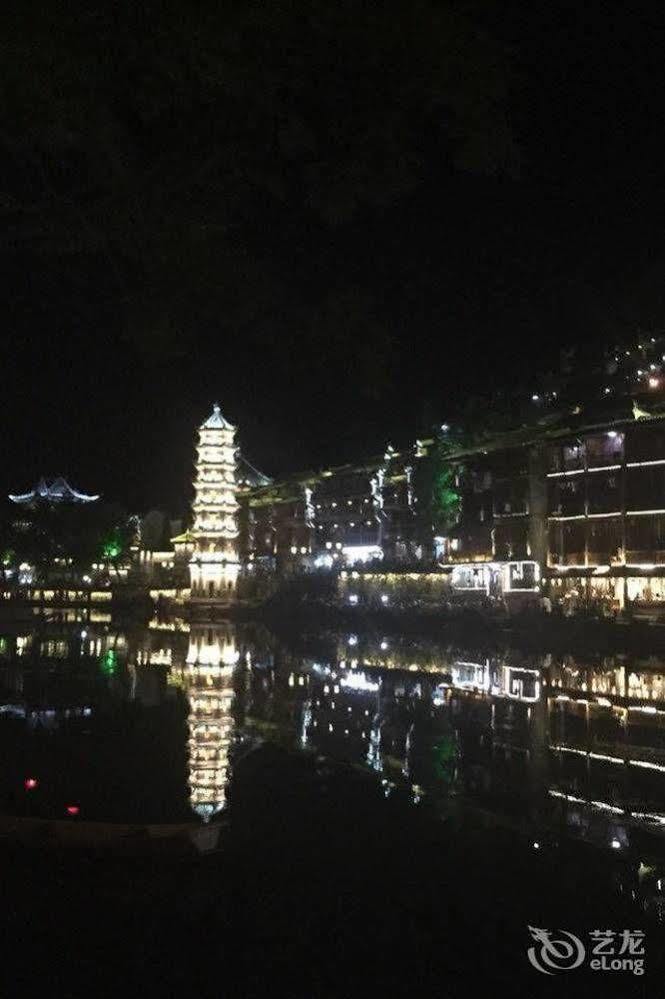 Fenghuang Waitin For You Inn 外观 照片